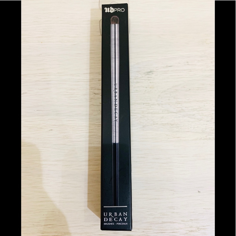 Urban Decay Pro Smoky Smudger Brush - Picture 3 of 3